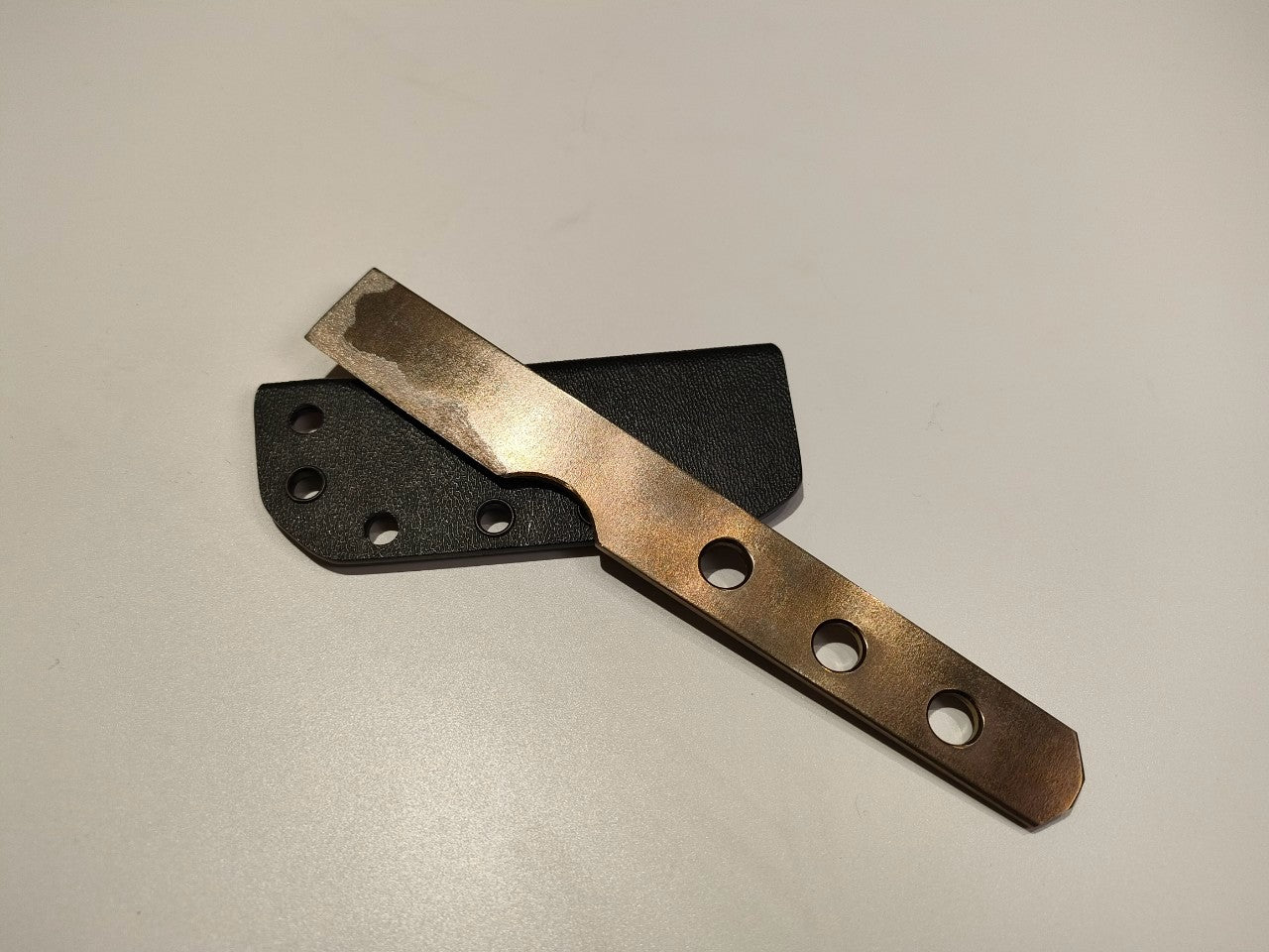 Titanium chisel diving knife